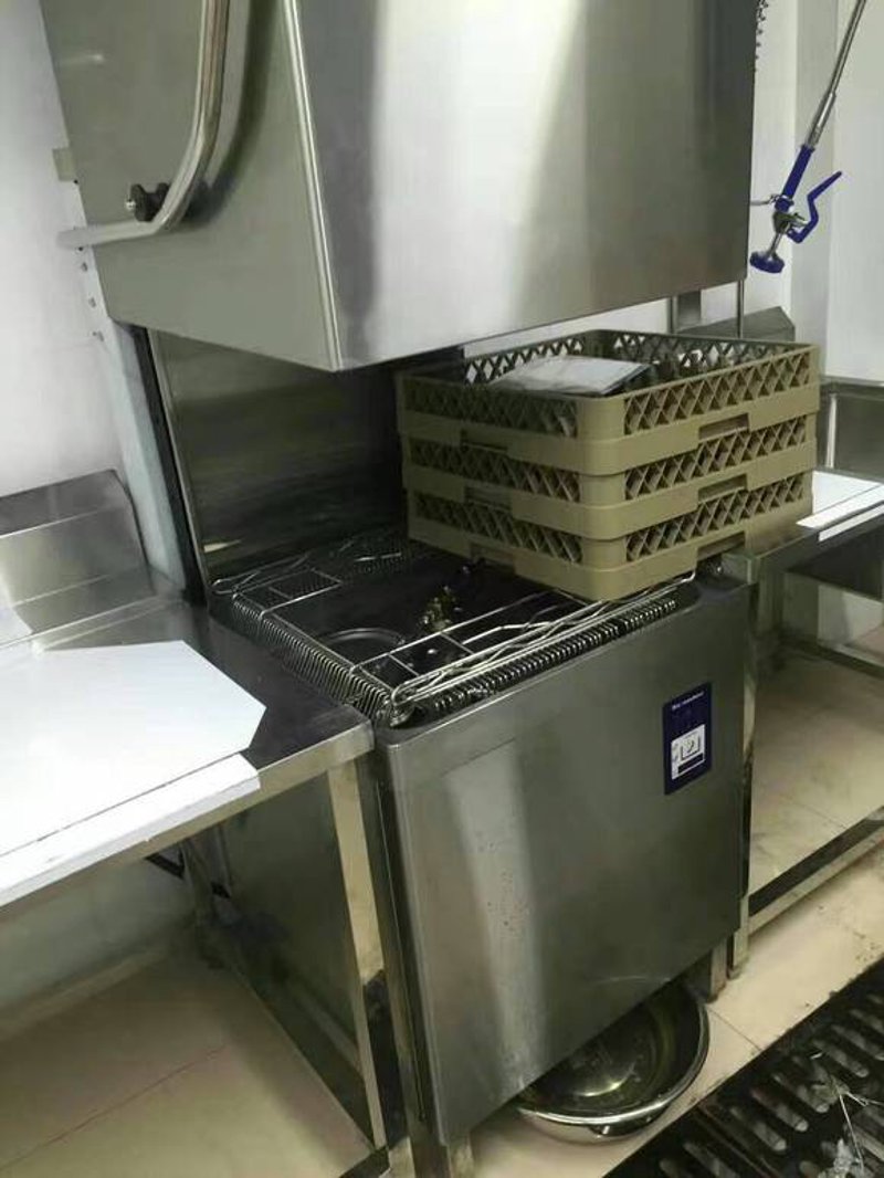 如何正确进行商用洗碗机的清洁与消毒操作?这是一个关键问题,关系到餐饮业食品安全和顾客健康。今天,我们就来详细解析一下这一操作流程。
